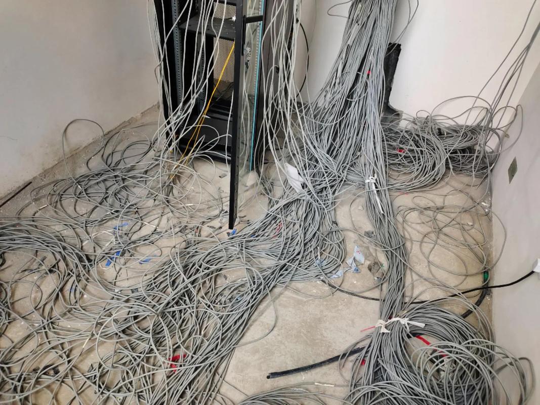 監控弱電機柜理線上架實戰 打造規范、高效的綜合布線系統